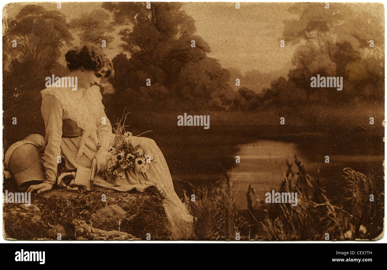 Deutschland - ca. 1944: Eine alte Ansichtskarte zeigt traurige Frau liegt am Ufer des Flusses, Deutschland, 1944 Stockfoto