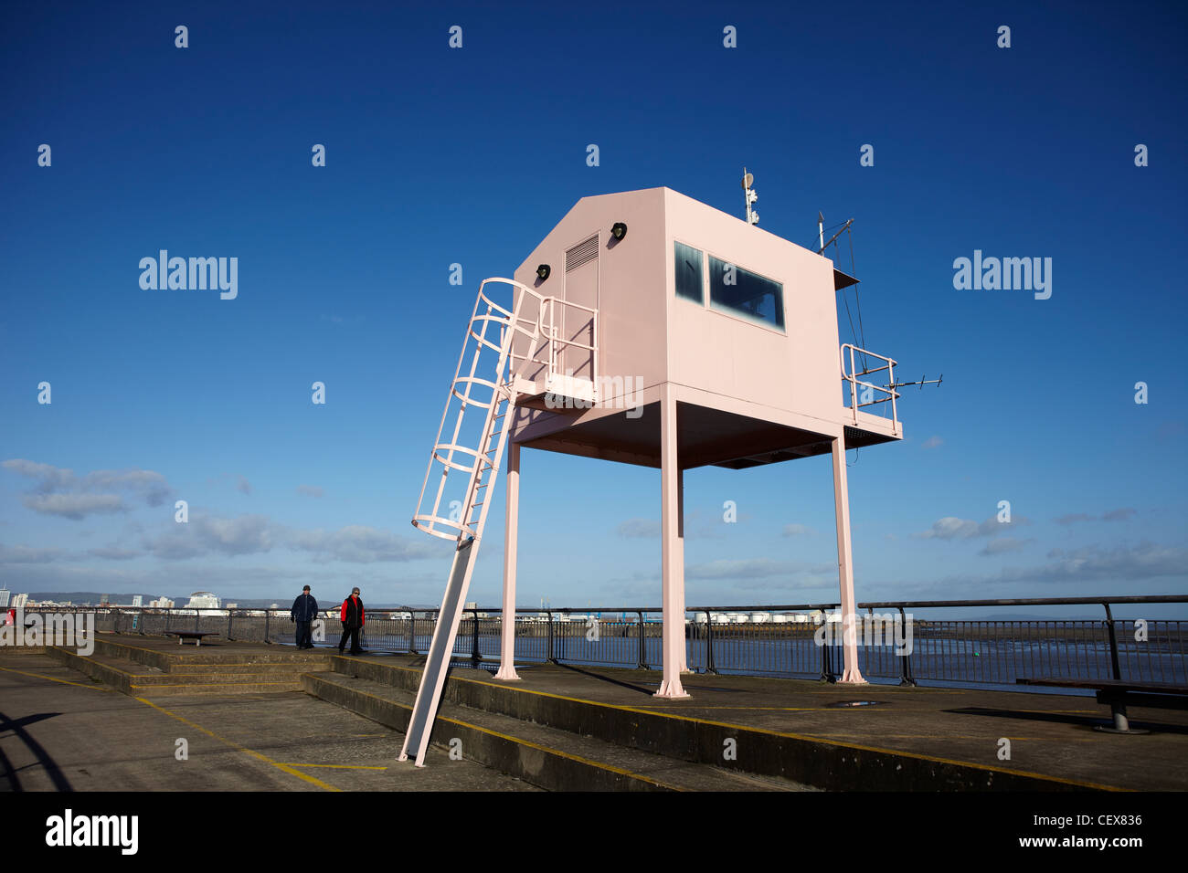 Pink-Aussichtsturm auf Cardiff Bay Sperrfeuer, Cardiff, Wales, UK Stockfoto