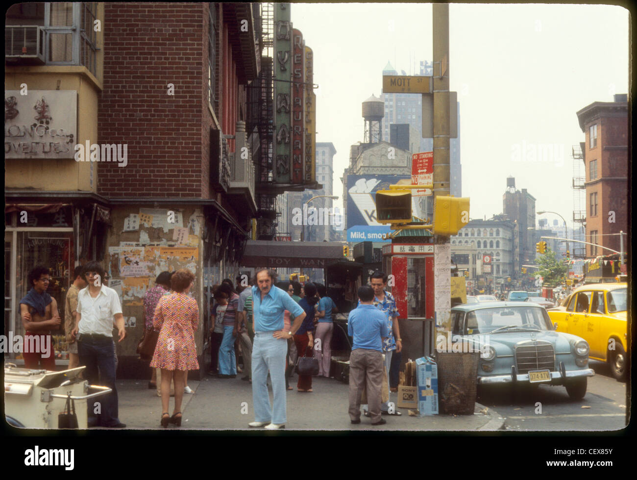 Mann starrte Fotograf an der Mott Street in Chinatown 1974 Vietnam Krieg-Ära Manhattan in New York City überfüllten Straße Stockfoto