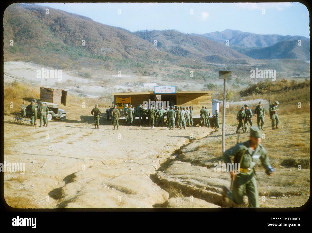 Soldaten-GIs an USO show-Bühne während des Koreakrieges. 1950er Jahren Amor Tank Einheit 2. Infanterie korea Stockfoto