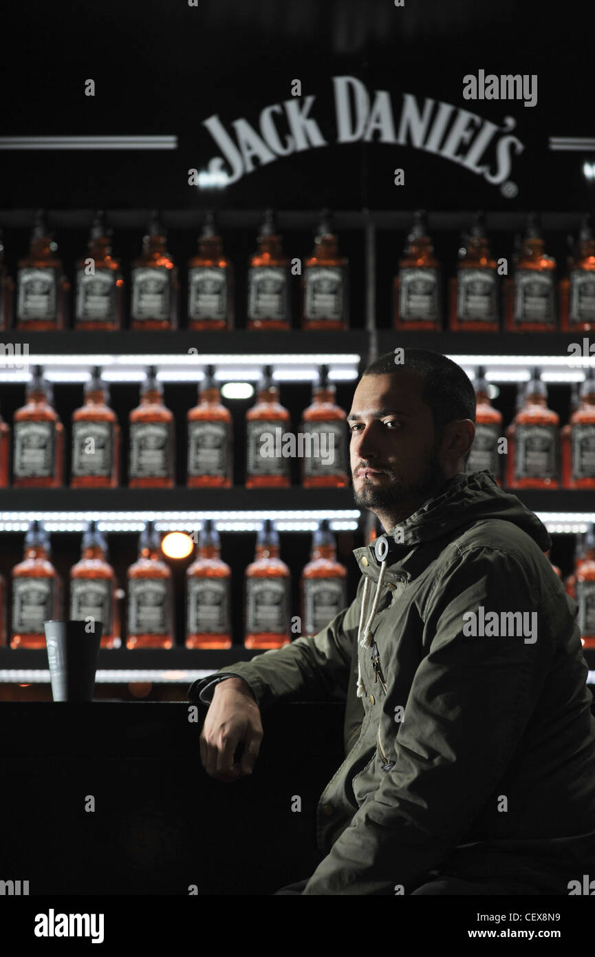 Ein Mann trinkt Jack Daniels Whiskey Stockfotografie - Alamy