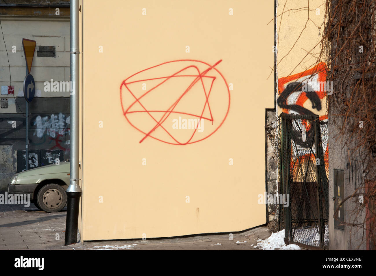 Anti-Semitic Graffiti an der Wand in das jüdische Viertel Kazimierz in Krakau in Polen. Stockfoto