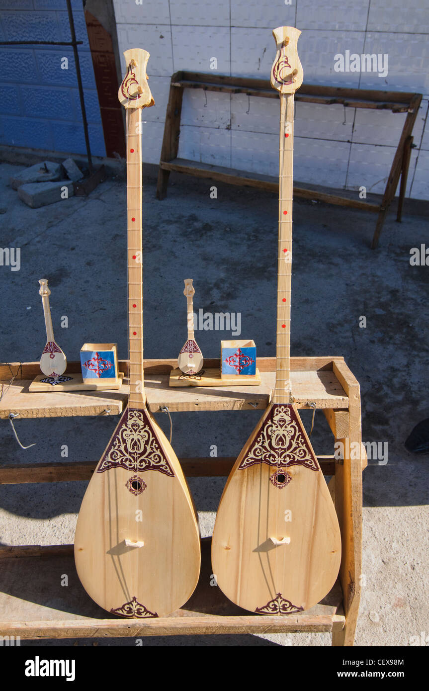 die Dombura, einem traditionellen kasachischen Saiteninstrument, zum Verkauf auf dem Markt in Bayan-Ölgii in der westlichen Mongolei Stockfoto