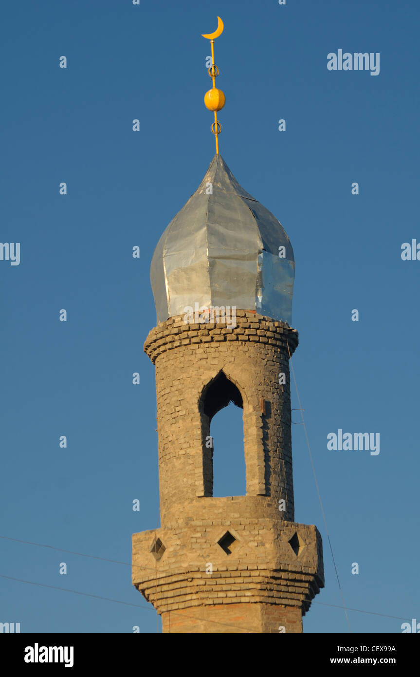 am frühen Morgensonnenlicht auf ein Minarett in Bayan-Ölgii in der westlichen Mongolei Stockfoto