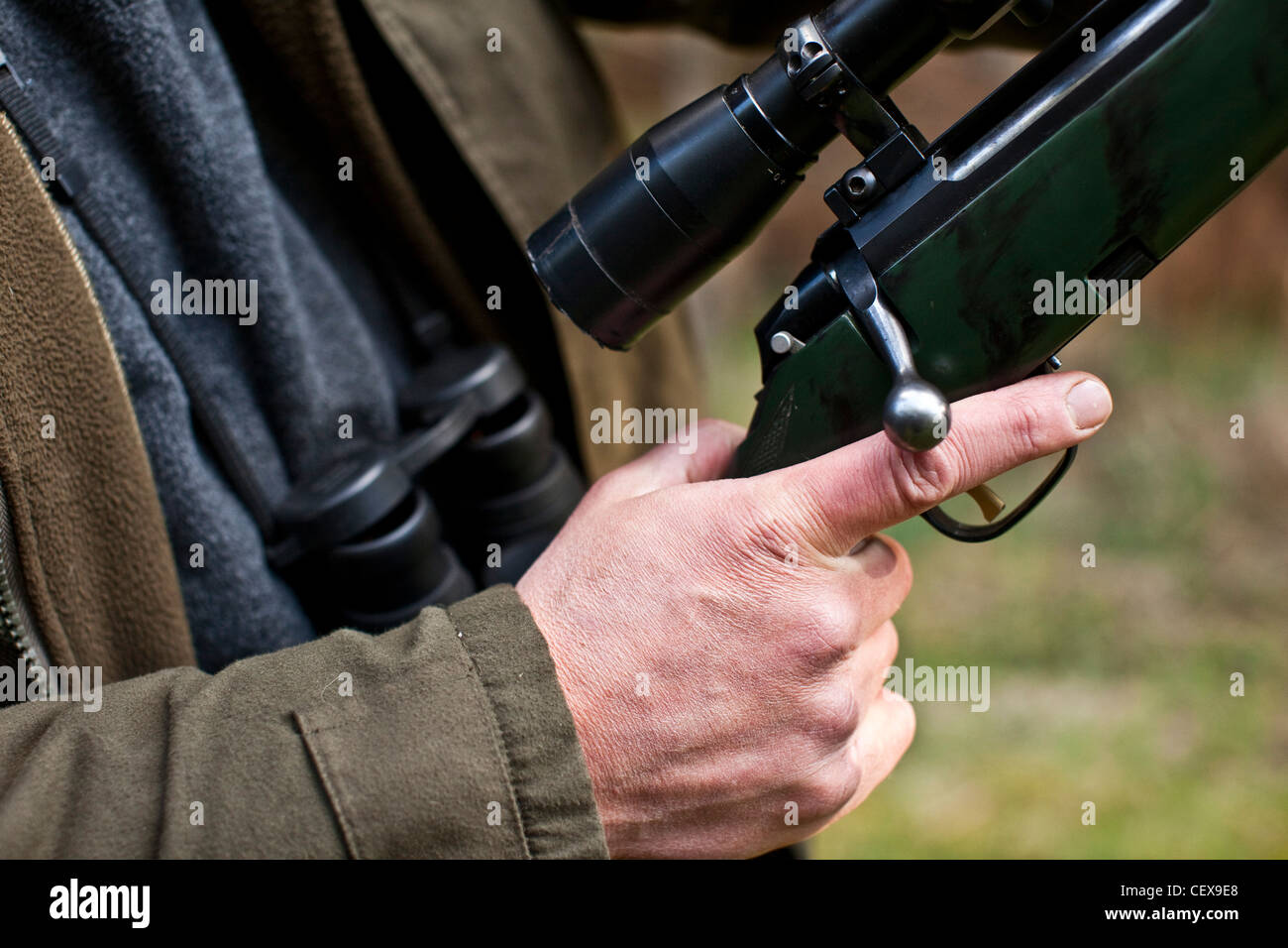 Mann mit seinem Finger auf den Abzug einer Pistole, Hirsch Jagd in Thetford Forest, UK Stockfoto