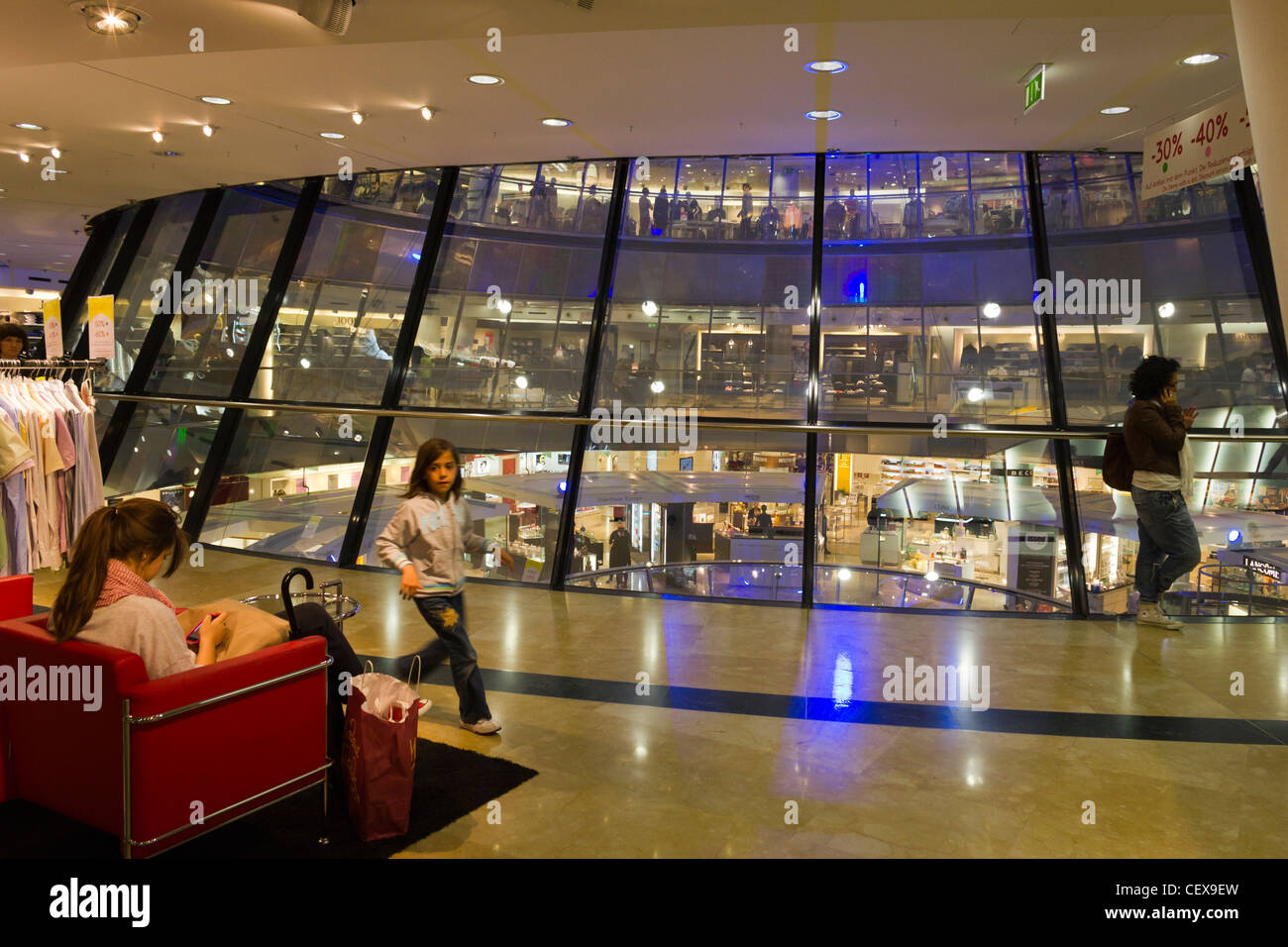 Glaskegel im Zentrum der Galeries Lafayette Berlin Stockfoto