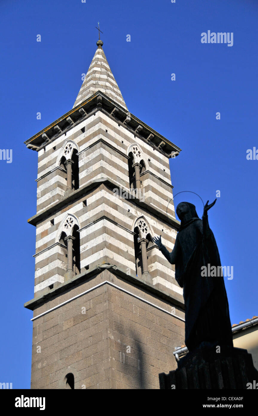 Glockenturm & Statue Kathedrale San Lorenzo, Viterbo, Italien Stockfoto
