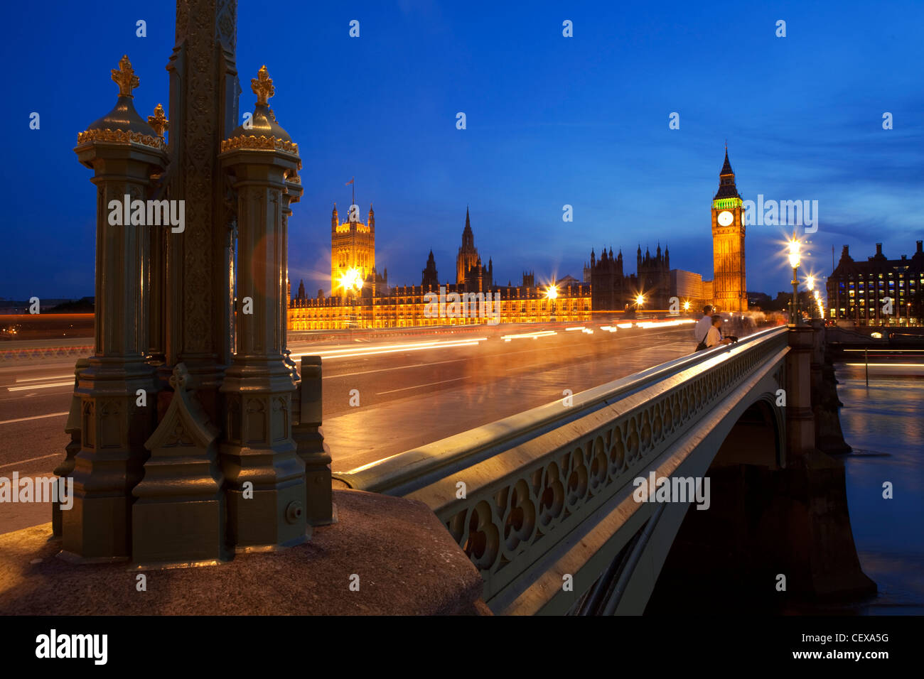 Eine Nachtansicht über Westminster Brücke mit Big Ben in der Ferne Stockfoto