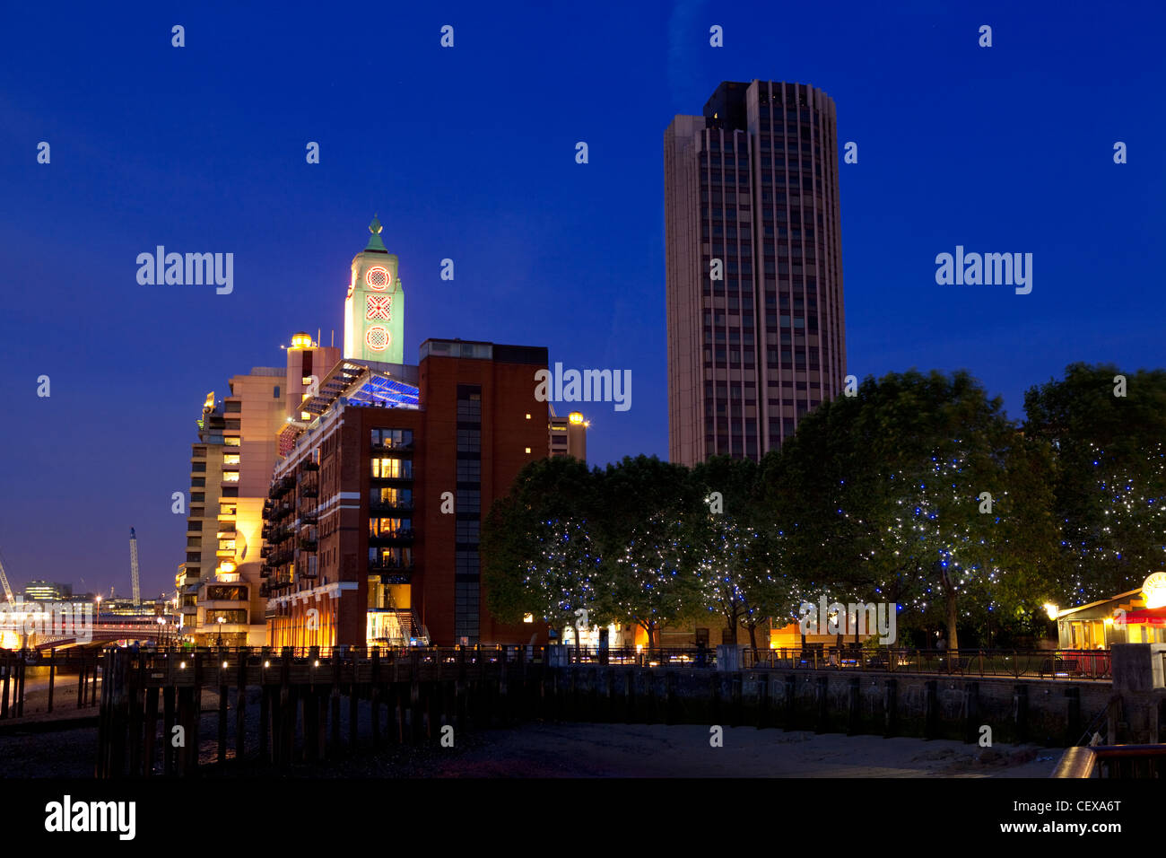 Ein Blick von der Southbank über den Fluss Themse in Richtung Blackfriars Bridge und der City of London bei Nacht Stockfoto