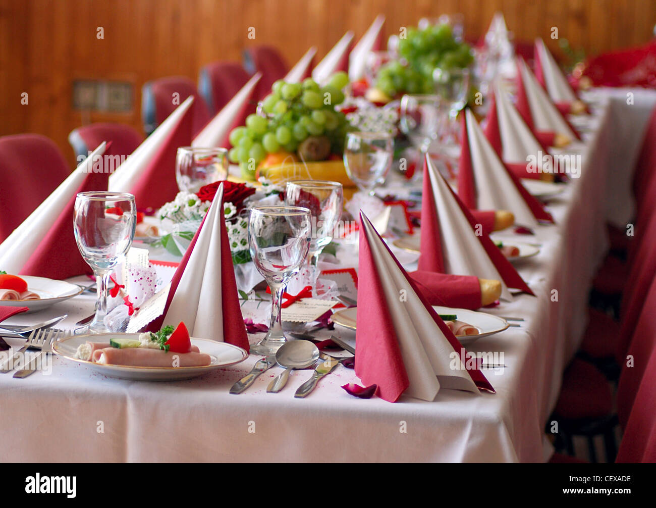 Hochzeitstafel von roten Tischdecke abgedeckt. Stockfoto