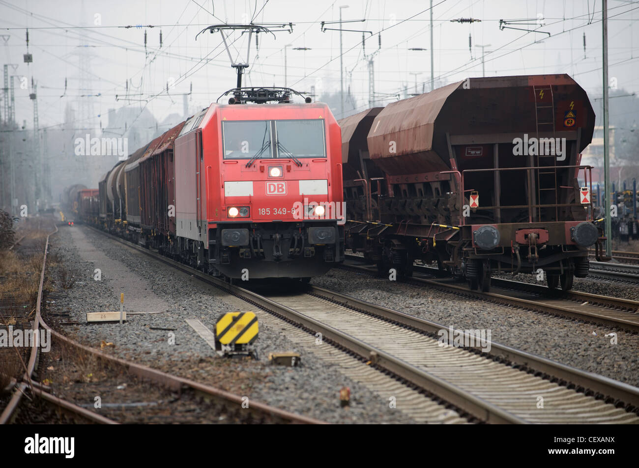 Güterzüge vorbei auf der Hauptstrecke zwischen Dortmund und Köln, Solingen, Nordrhein-Westfalen, Deutschland. Stockfoto