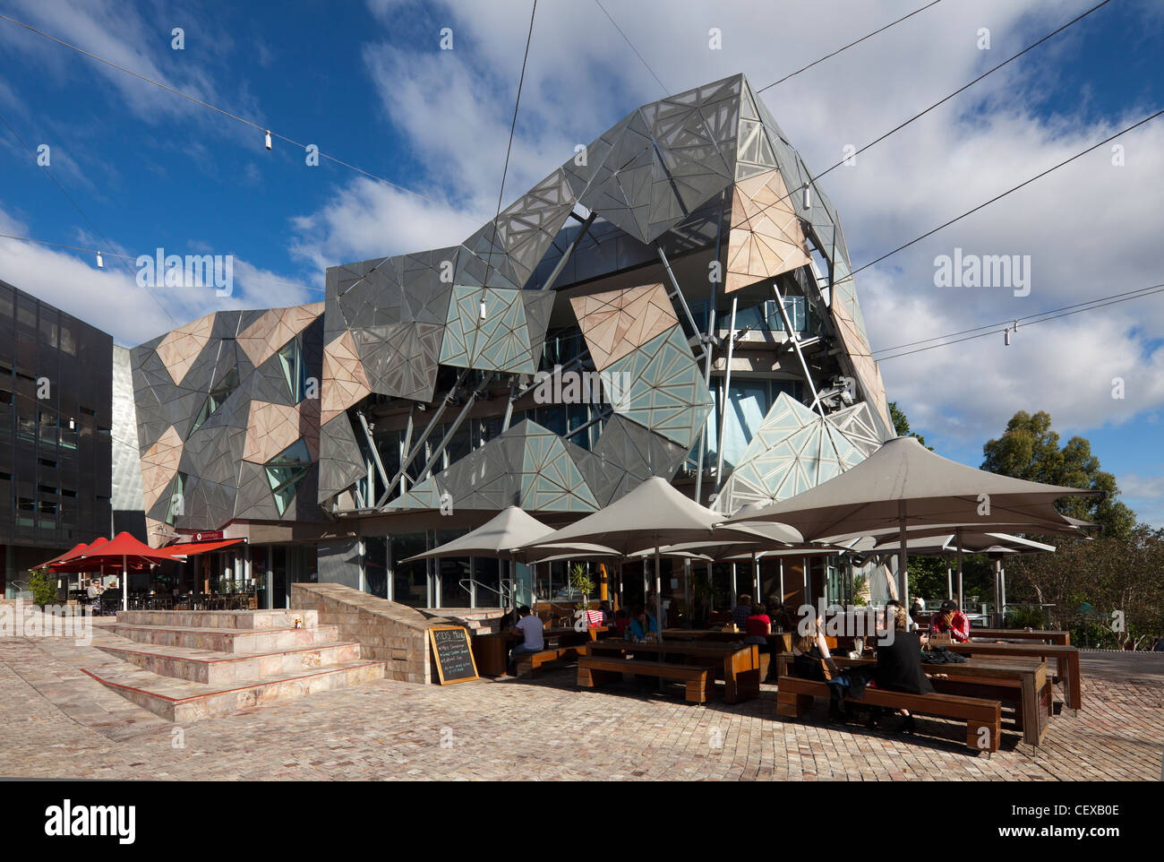 Restaurant im Freien, Federation Square, Melbourne, Victoria, Australien Stockfoto