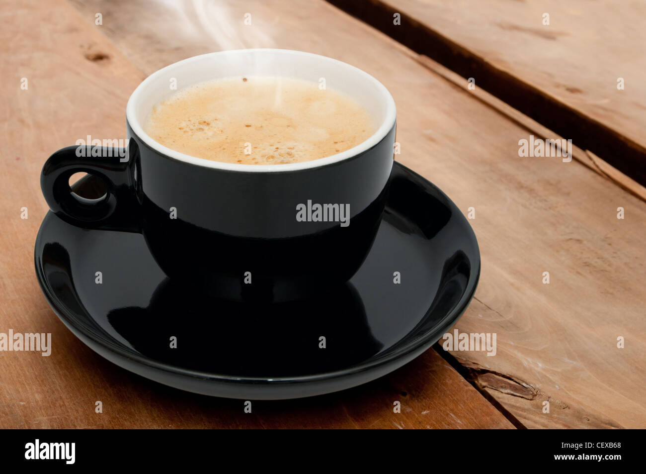 Rauchen-Espresso-Kaffee auf Holztisch Stockfoto