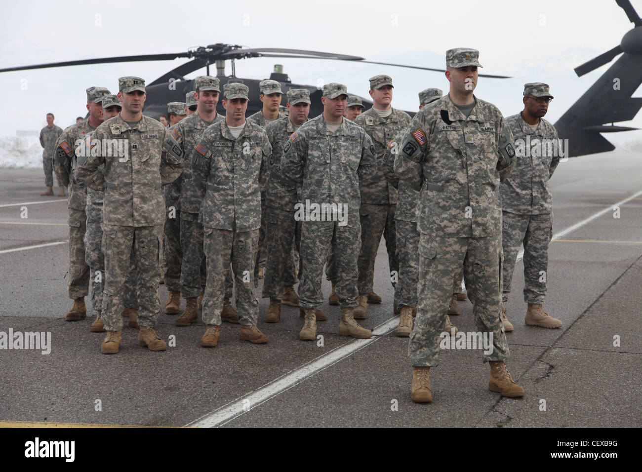 PODGORICA, Montenegro -- US-Soldaten des 1.-214. Luftfahrtregiments und der 361. Zivilangelegenheiten-Brigade stehen am 22. Februar 2012 in Formation, um die montenegrinischen Menschen und Medien zu begrüßen. Die Soldaten sind hier als Teil einer US-Task Force, um humanitäre Hilfe auf Antrag der Regierung von Montenegro, die mit dem Nationalen Noteinsatzzentrum und dem montenegrinischen Verteidigungsministerium koordiniert, zu leisten, um Hilfe zu leisten und Leben, Häuser und Infrastruktur als Reaktion auf starken Schneefall zu retten. Stockfoto