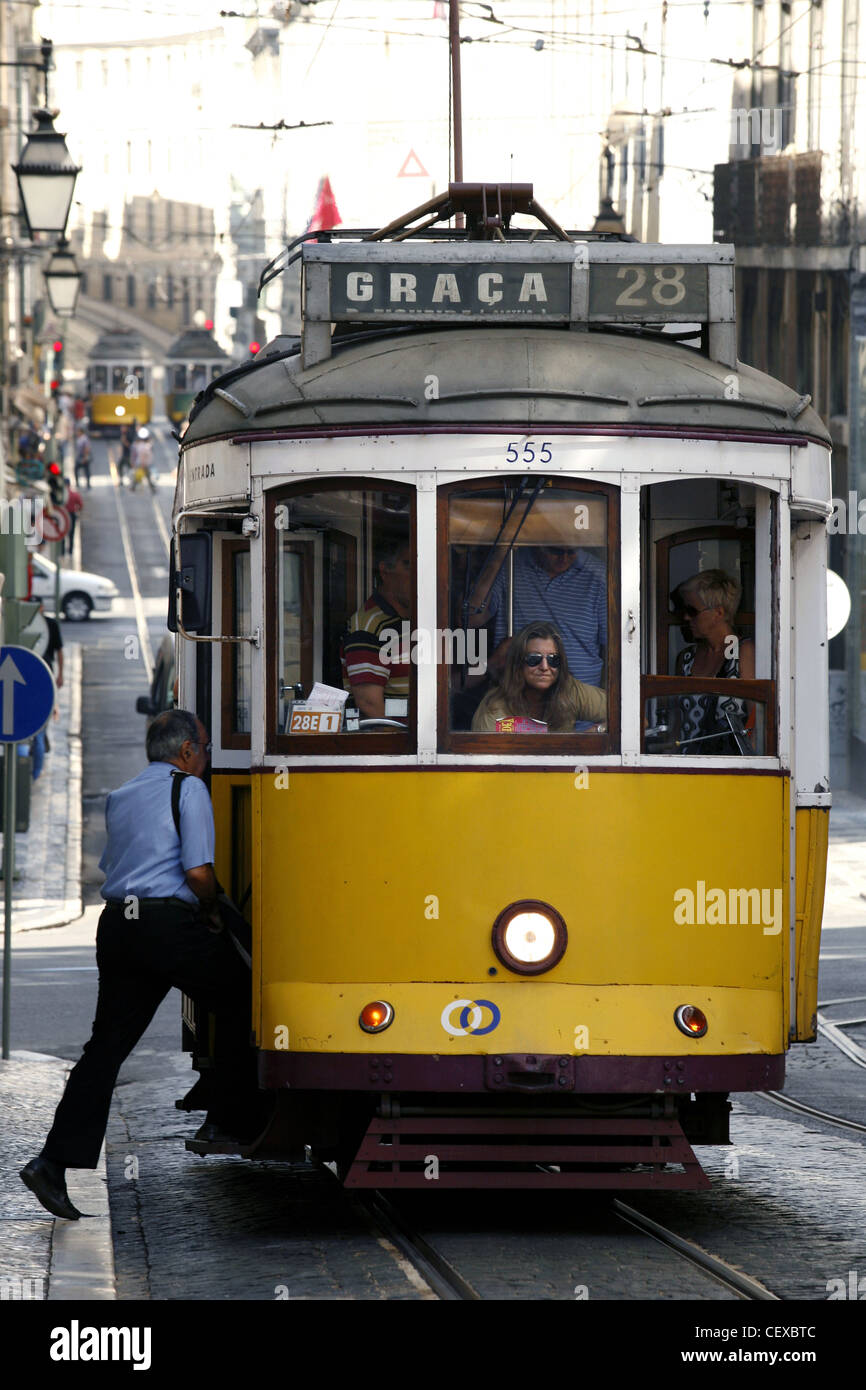 Straßenbahn Nr. 28 auf der Rua da Conceição Street, Lissabon, Portugal Stockfoto