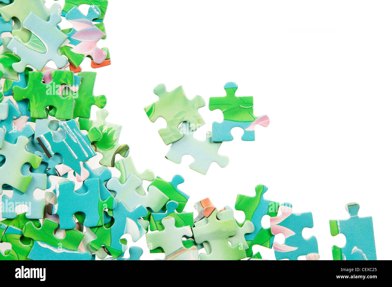 Es gibt viele bunte Puzzle in verschiedenen Formen Stockfoto