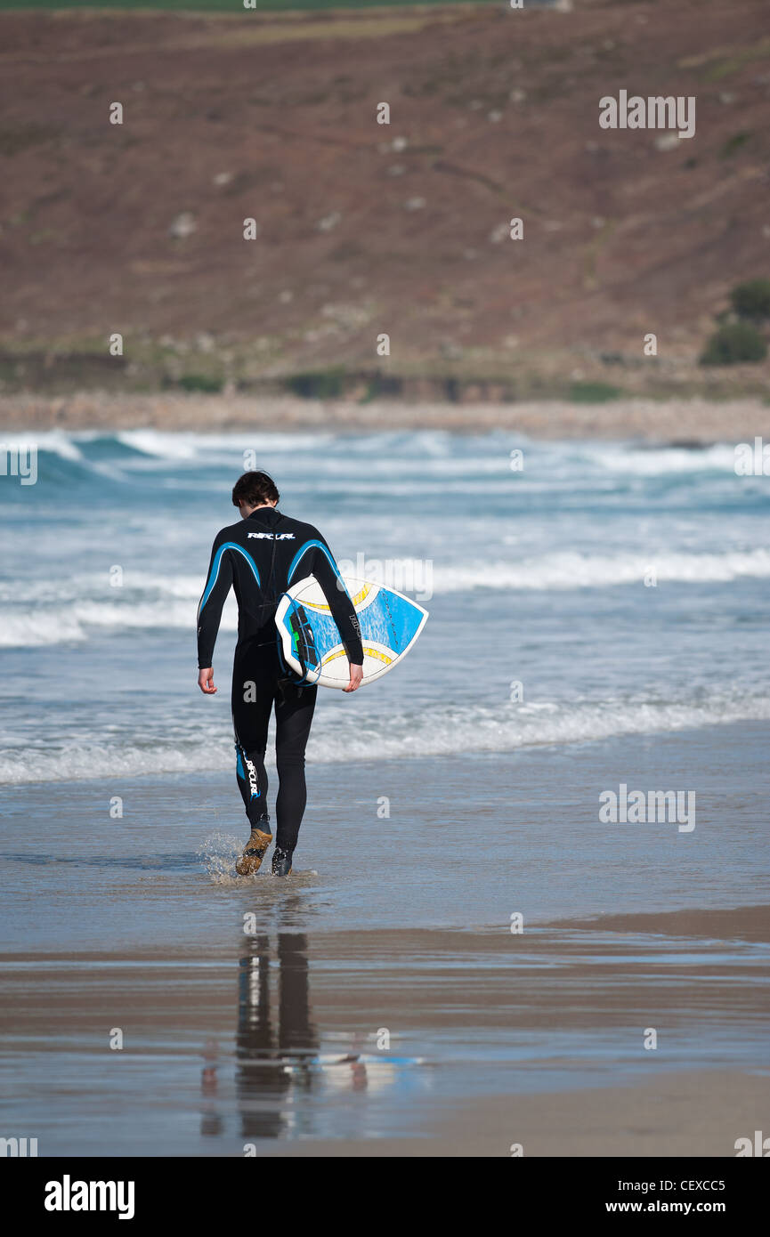 Ein Surfer zu Fuß ins Meer Stockfoto
