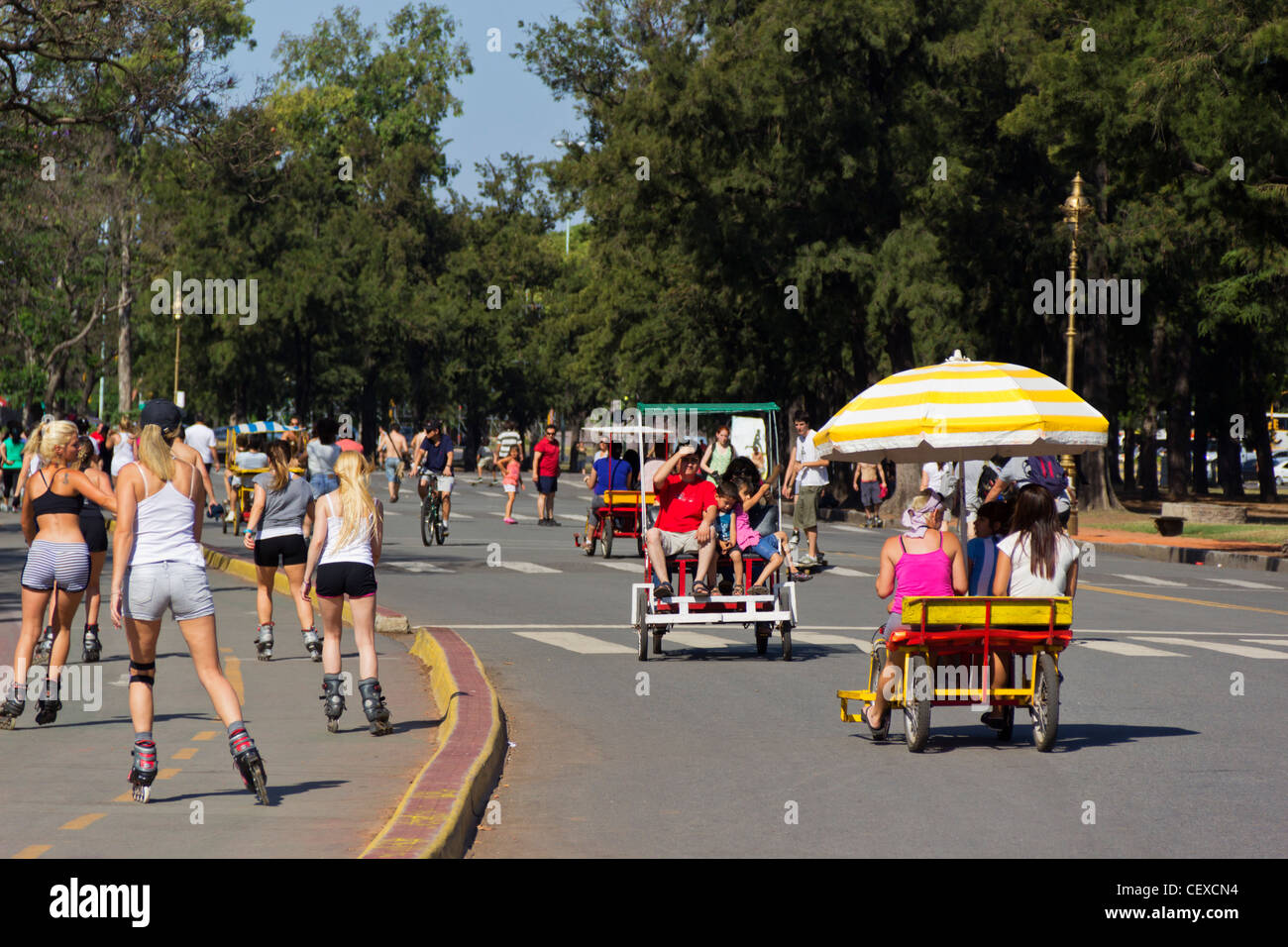 Auto freie Straße, Rollschuhe, Fahrräder in der Nähe von öffentlichen Park Bosque de Palermo, Buenos Aires, Argentinien Stockfoto