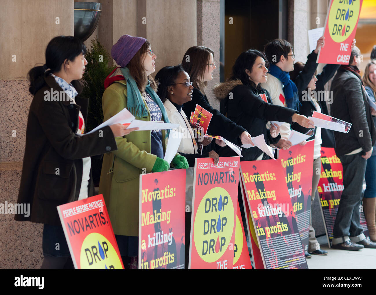 Freiwillige aus der Gruppe Ärzte ohne Grenzen zu protestieren, vor den Büros der Pharmafirma Novartis in New York Stockfoto