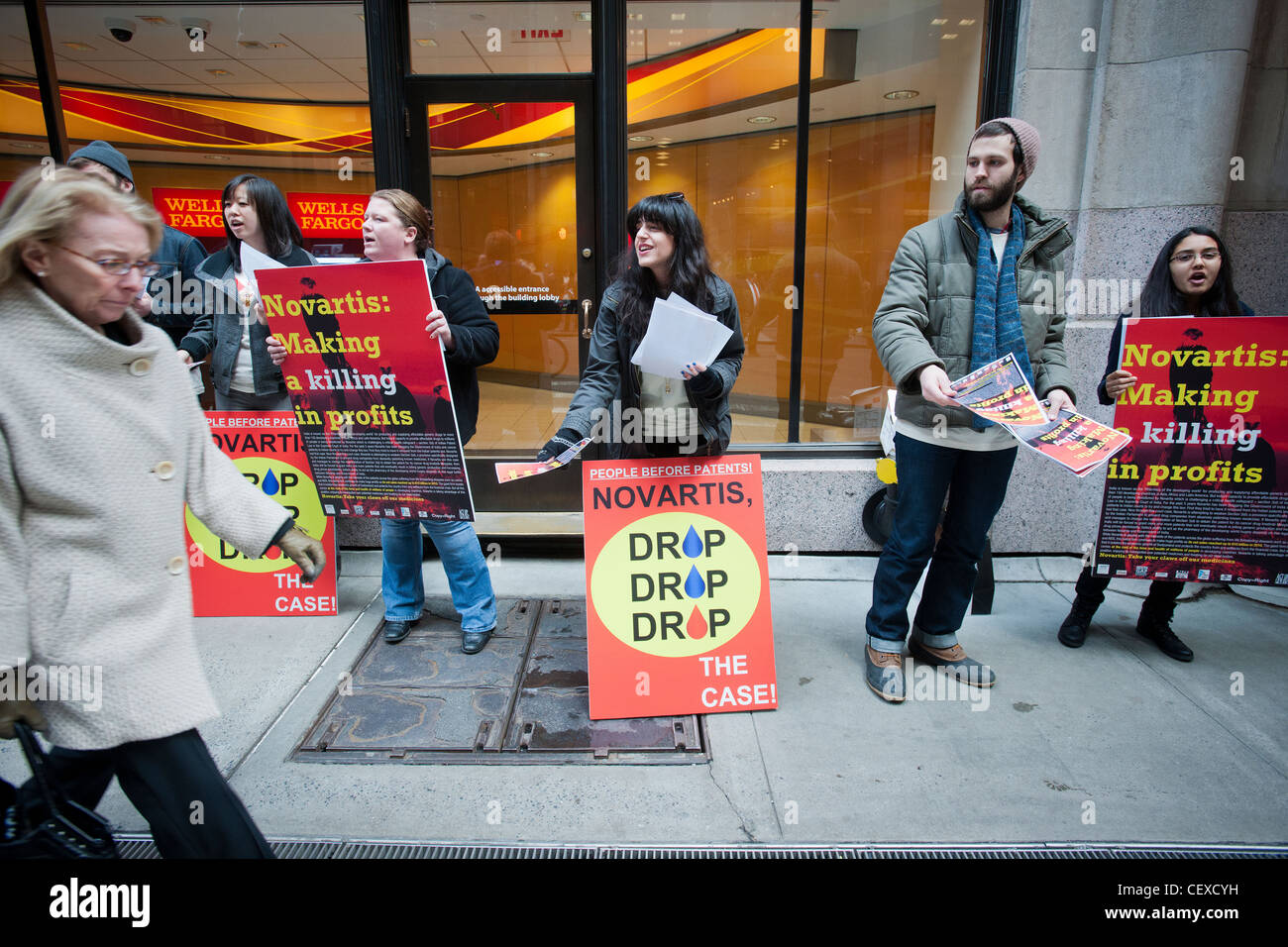 Freiwillige aus der Gruppe Ärzte ohne Grenzen zu protestieren, vor den Büros der Pharmafirma Novartis in New York Stockfoto