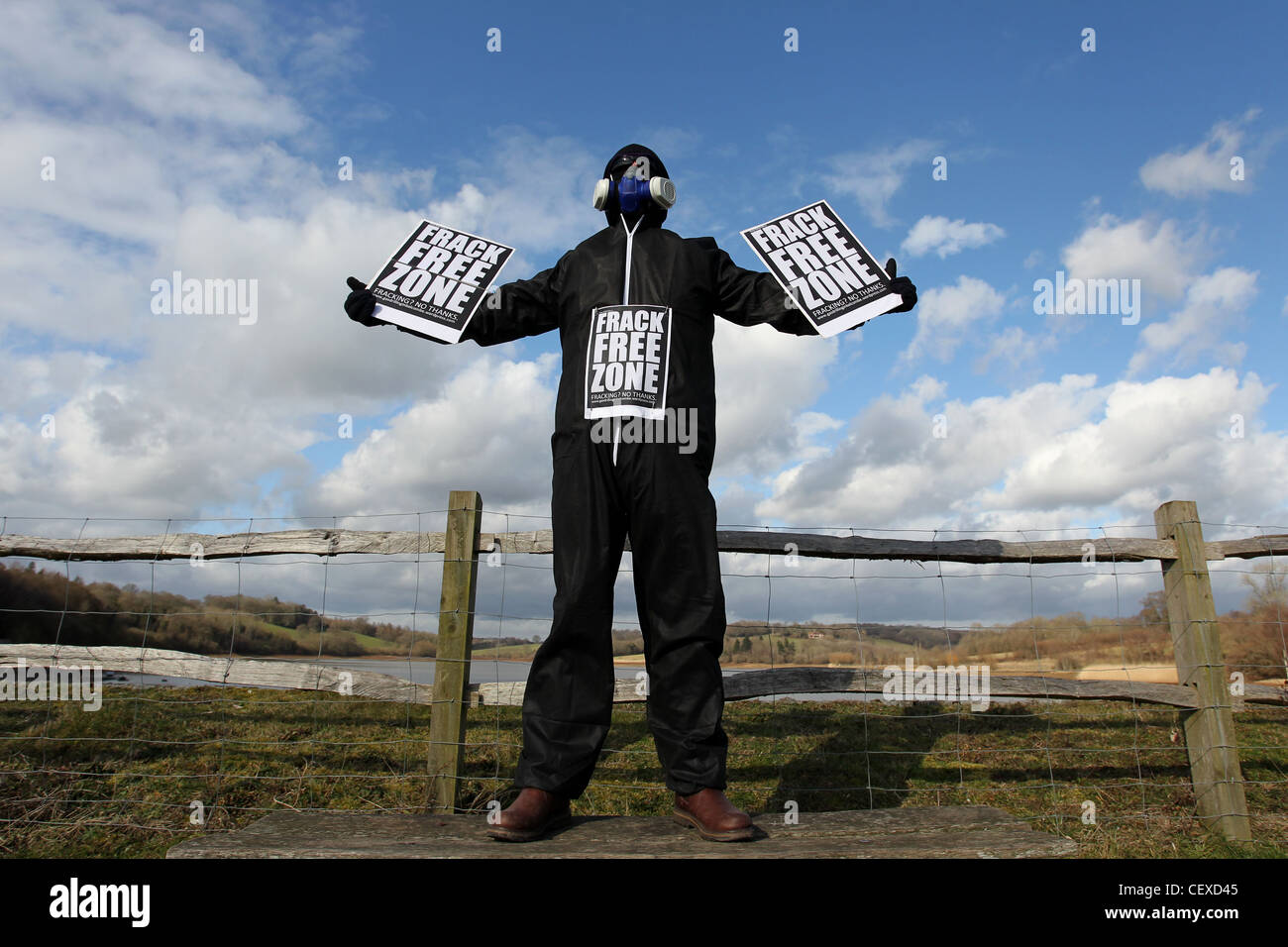 Ein maskierter Mann abgebildet Protest über die Möglichkeit der Fracking stattfindet, in der Nähe von Ardingly Reservoir, West Sussex, UK. Stockfoto