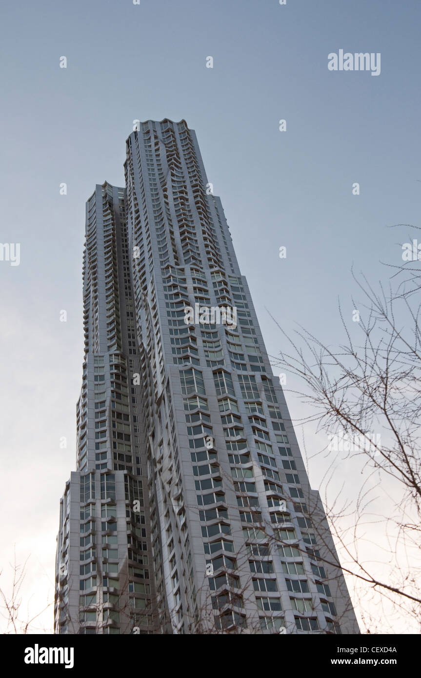 Ein Wohn-Hochhaus von Frank Gehry in Lower Manhattan, NYC, USA, derzeit bekannt als New York von Gehry entworfen. Stockfoto