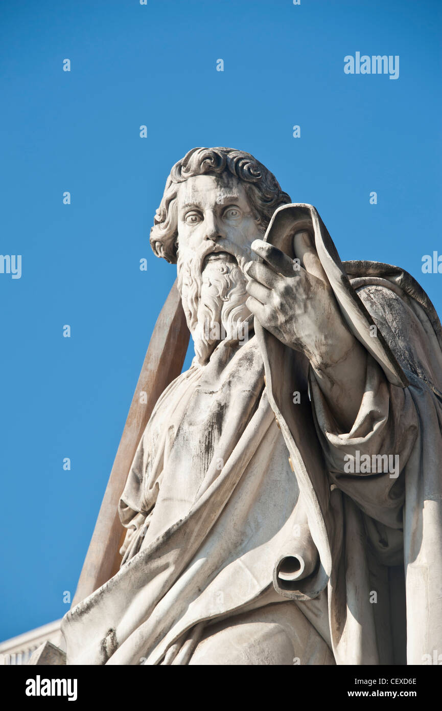 Statue des Apostels Paulus im Vatikan vor den Petersdom in Rom, Italien. Stockfoto