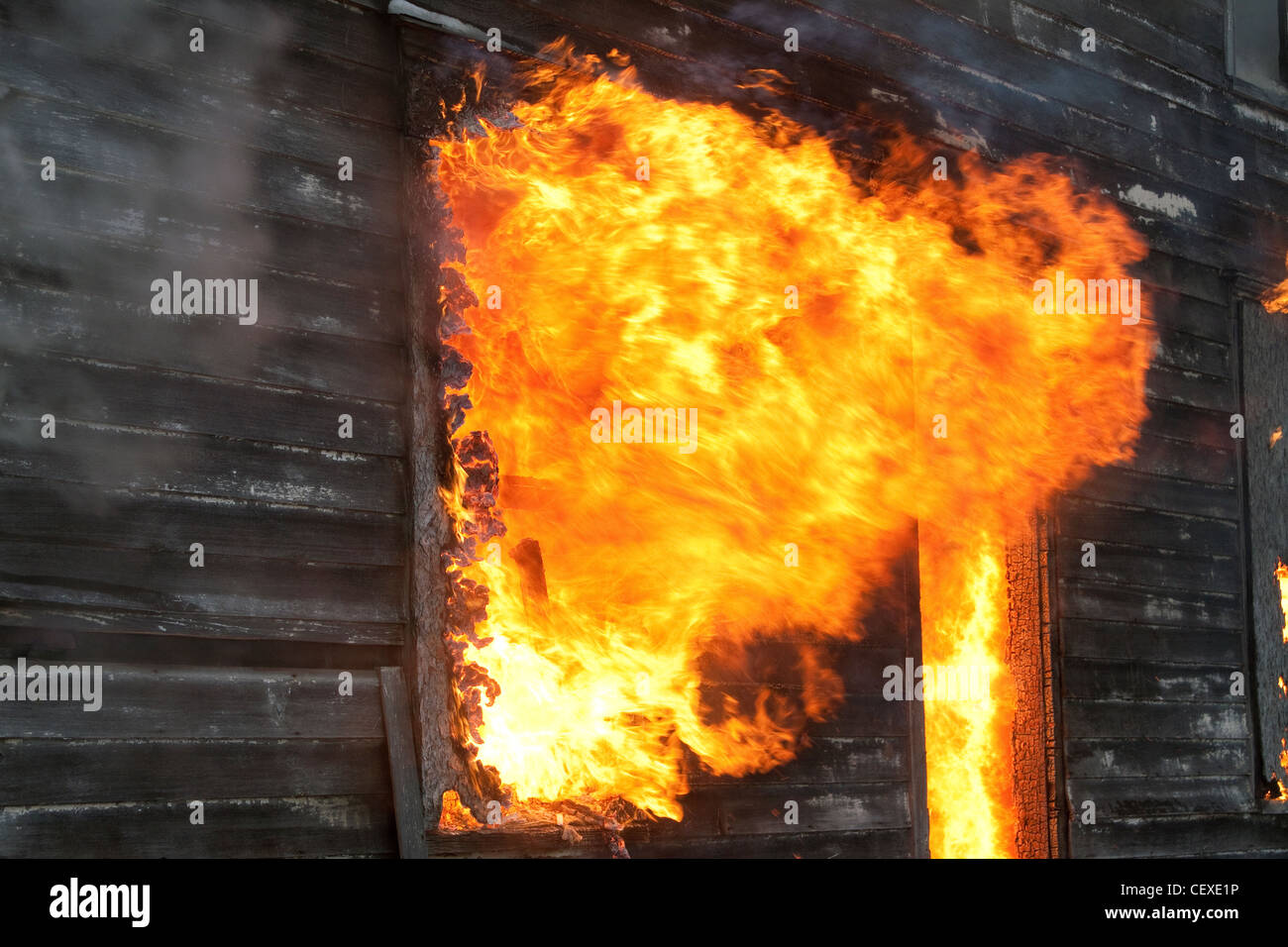 Feuer durch die Fenster des brennenden Hauses E USA Stockfotografie - Alamy