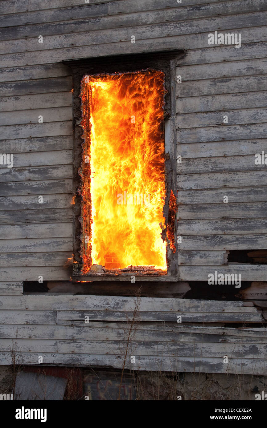 Feuer durch die Fenster des brennenden Hauses E USA Stockfoto
