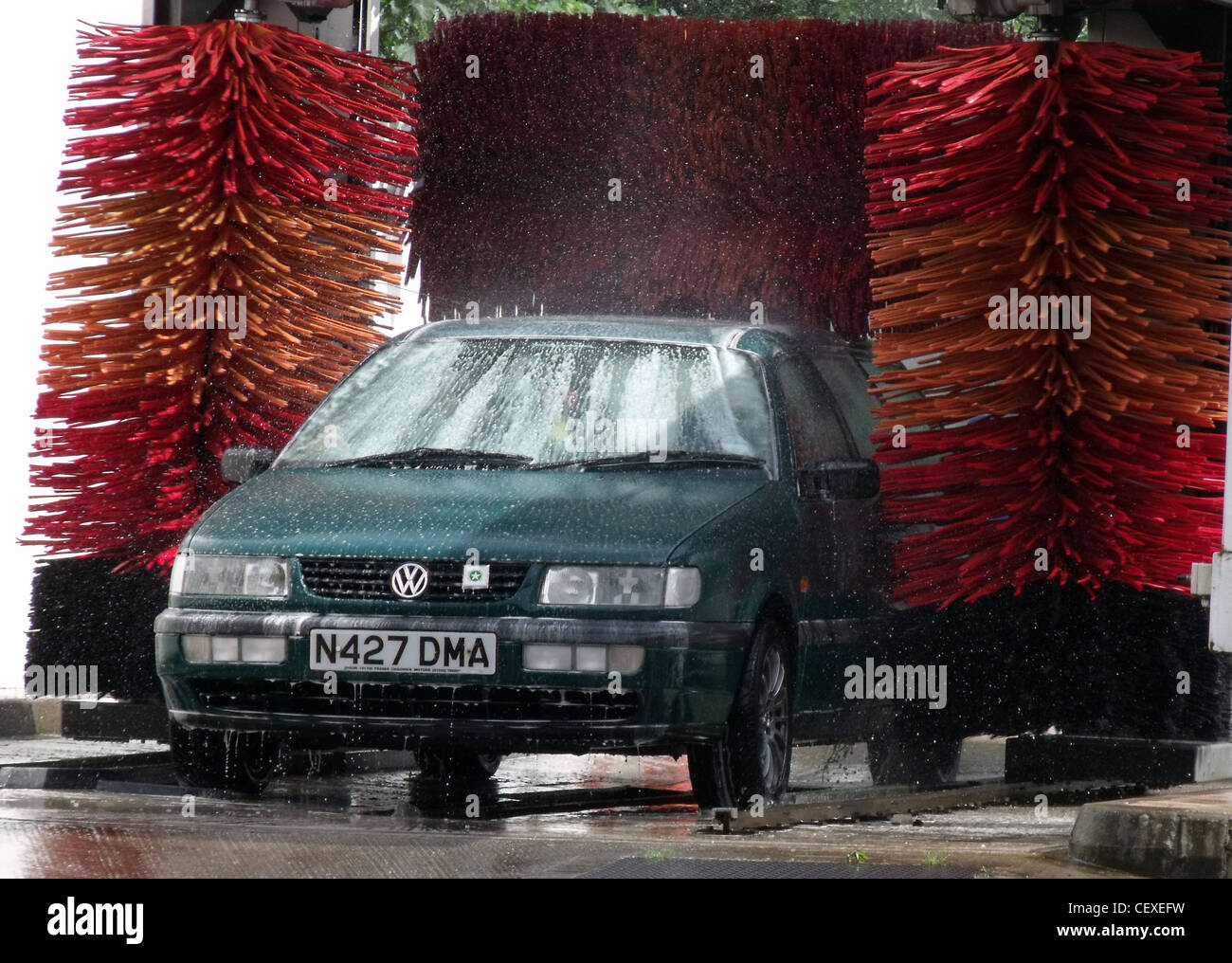 Der alte Volkswagen-Golf wird in der Autowaschanlage der Tankstelle gewaschen Stockfoto