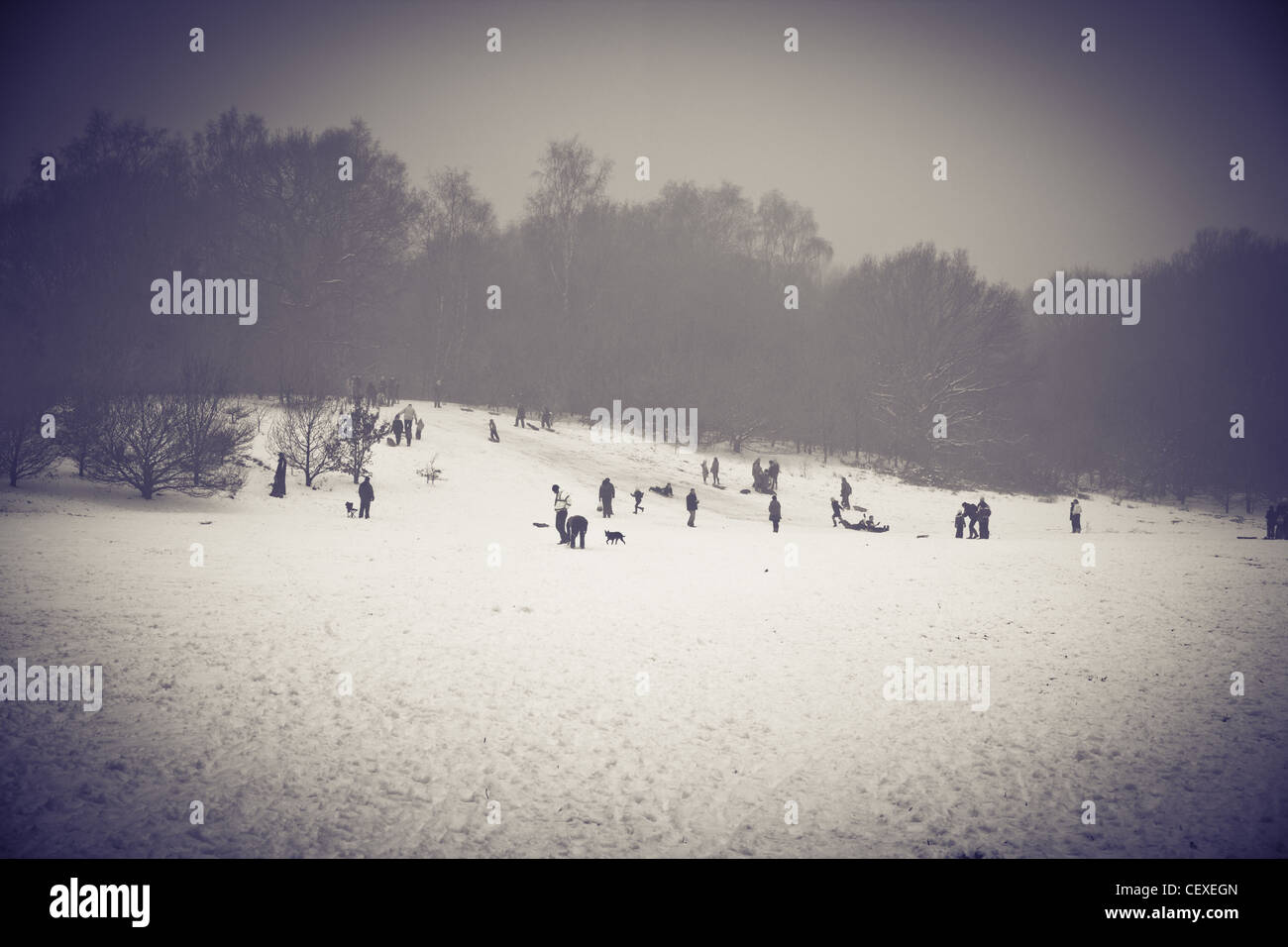 Schnee-Szene mit Leuten im Hintergrund spielen im Schnee Stockfoto