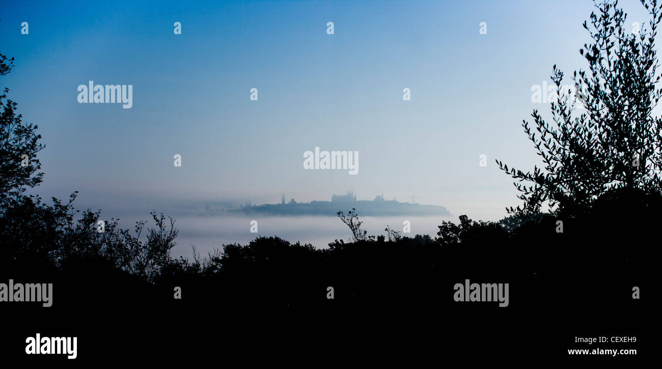 Stadt/Gemeinde Orvieto von Wolken umgeben Stockfoto