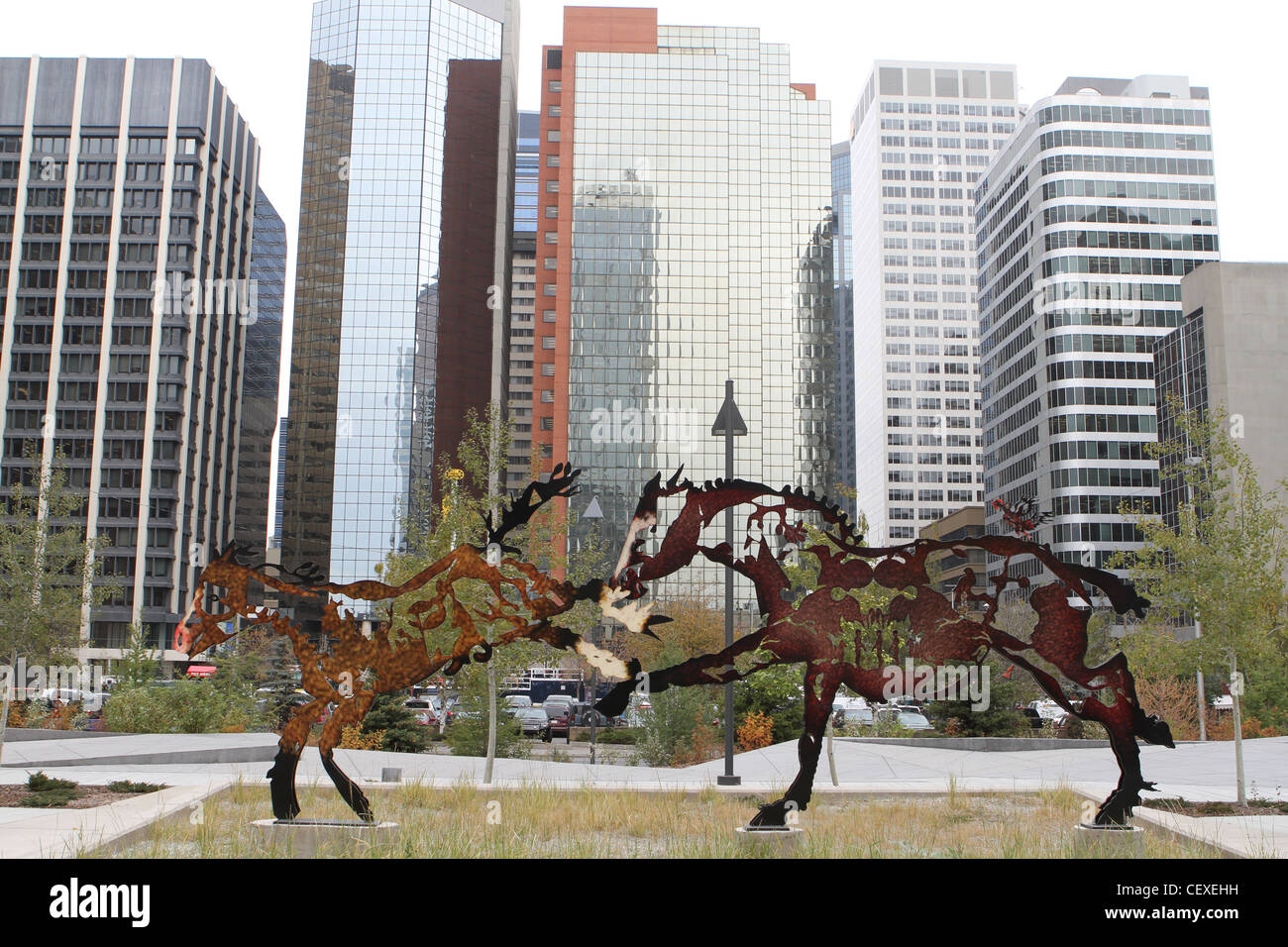 Skulptur von Pferden in der Innenstadt von Calgary, Alberta, Kanada Stockfoto