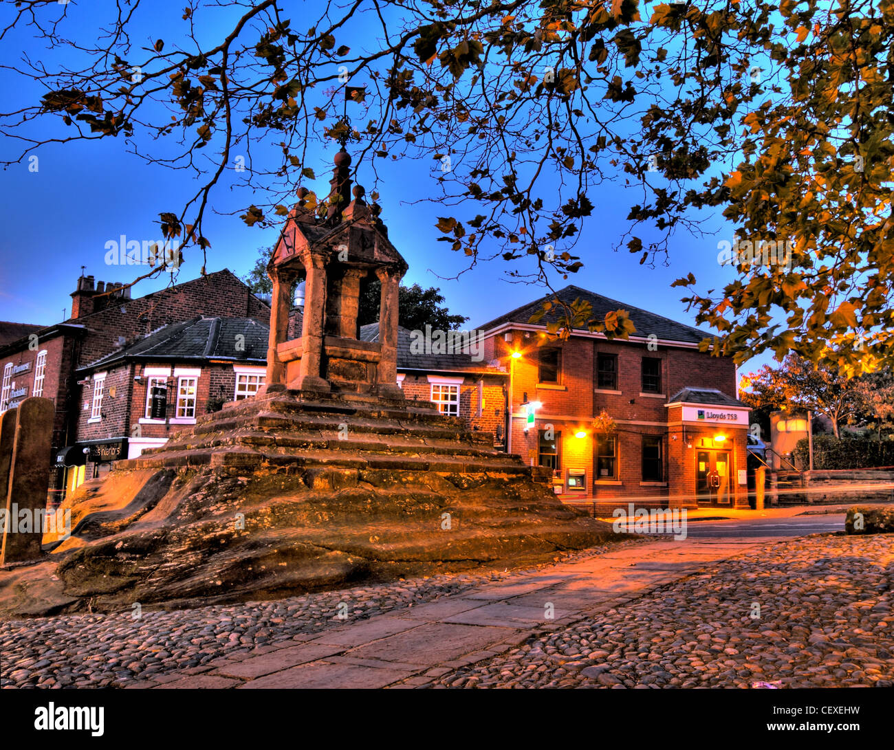 Herbst-Szene in Lymm Cross, Lymm Dorf, Cheshire, England, UK Stockfoto