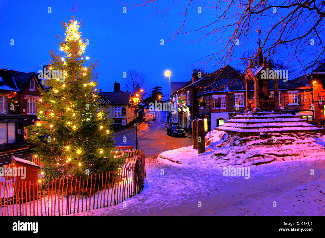 Weihnachten frostige Festszene mit Schnee, am Weihnachtsbaum bei Lymm Cross, Lymm Village, Warrington, Cheshire, England, UK Stockfoto