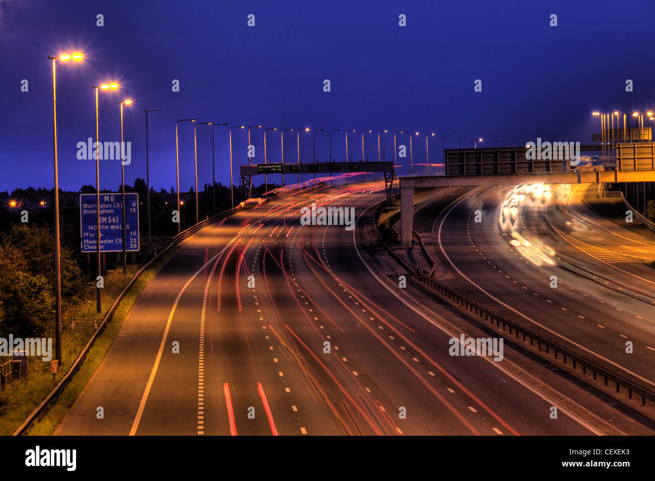 M6 Abfahrt 21 bei Dämmerung, Nachtaufnahme, langsame Belichtung, Thelwall-Brücke, Warrington, Cheshire, England, UK, WA3 6DR Stockfoto