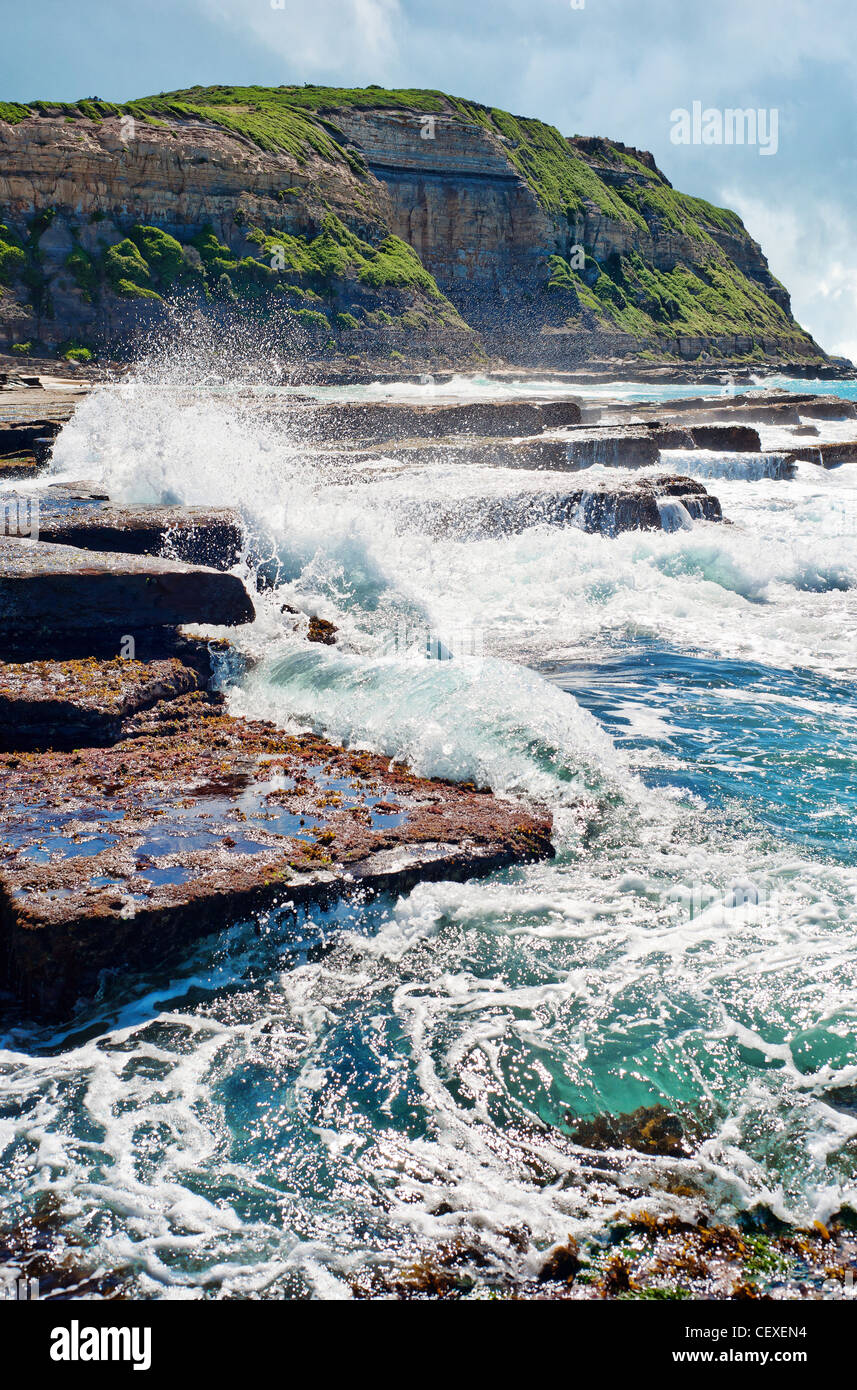 starke Wellen, die auf Felsen an der Küste Stockfoto