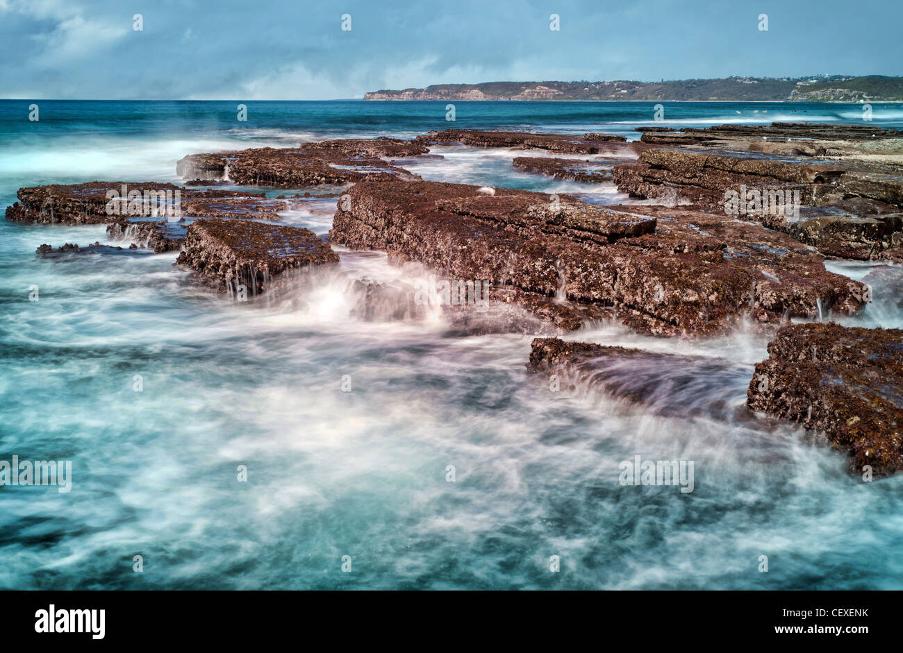 starke Wellen, die auf Felsen an der Küste Stockfoto