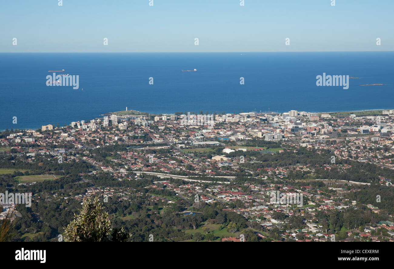 Blick hinunter auf Wollongong Stadt und Vororte Stockfoto