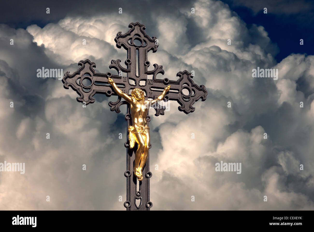 Jesus am Kreuz w stürmischen Himmel im Hintergrund Stockfoto