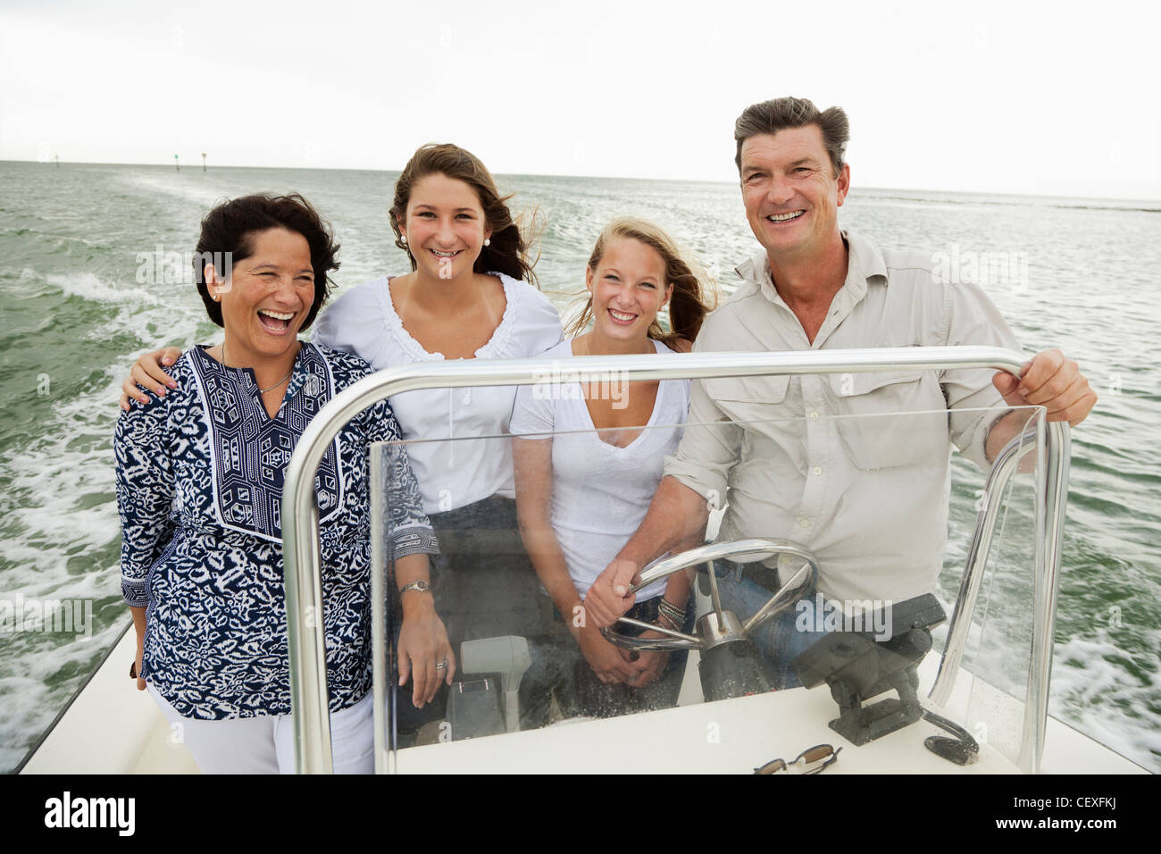 Lächelnde Familie Bootfahren im freien Stockfoto
