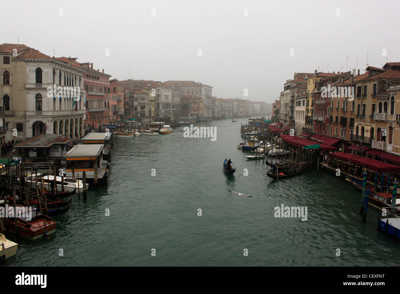 Gondeln in einem Dock in einem Kanal von Venedig, Italien, 1. Juli 2011. Stockfoto