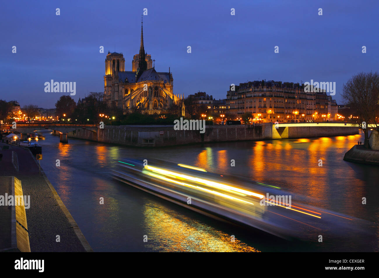 Notre Dame und Fluss Seine in der Nacht Stockfoto
