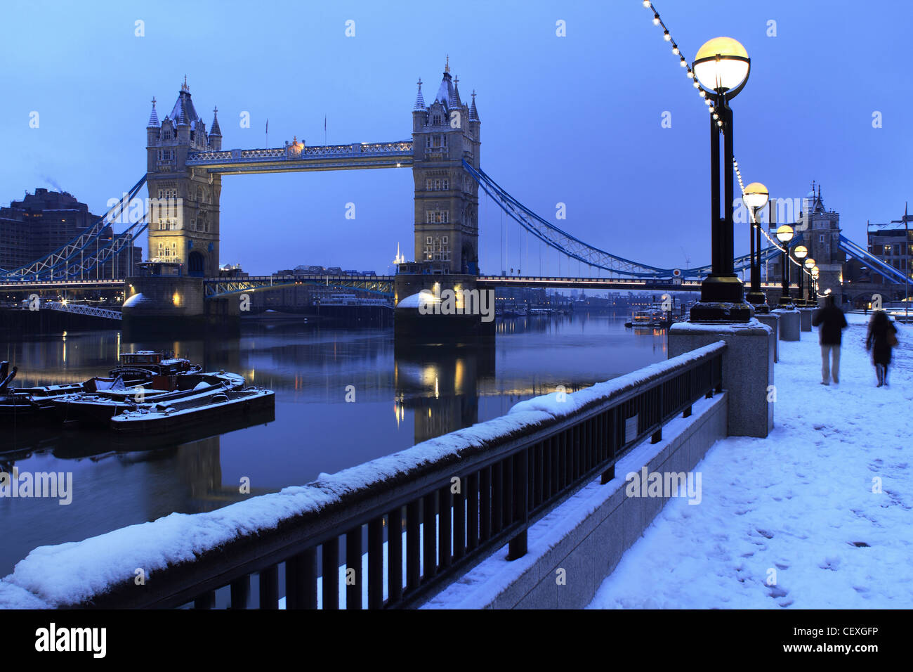 Tower Bridge im Schnee Stockfoto