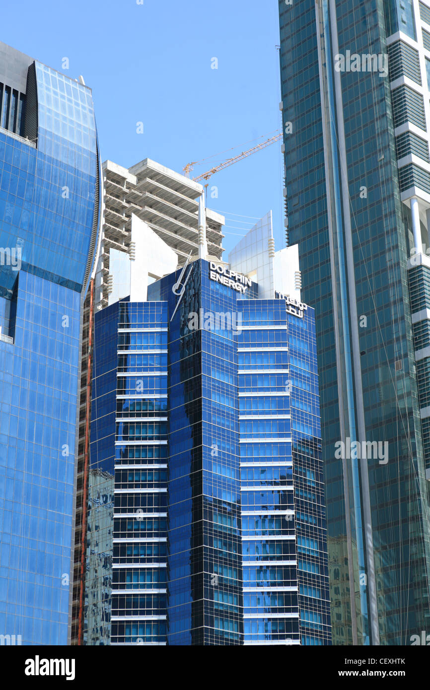 Die Spitze des Dolphin Energy Tower in einem Gewerbegebiet von Doha, Katar zeigt den Namen und das Logo. Stockfoto