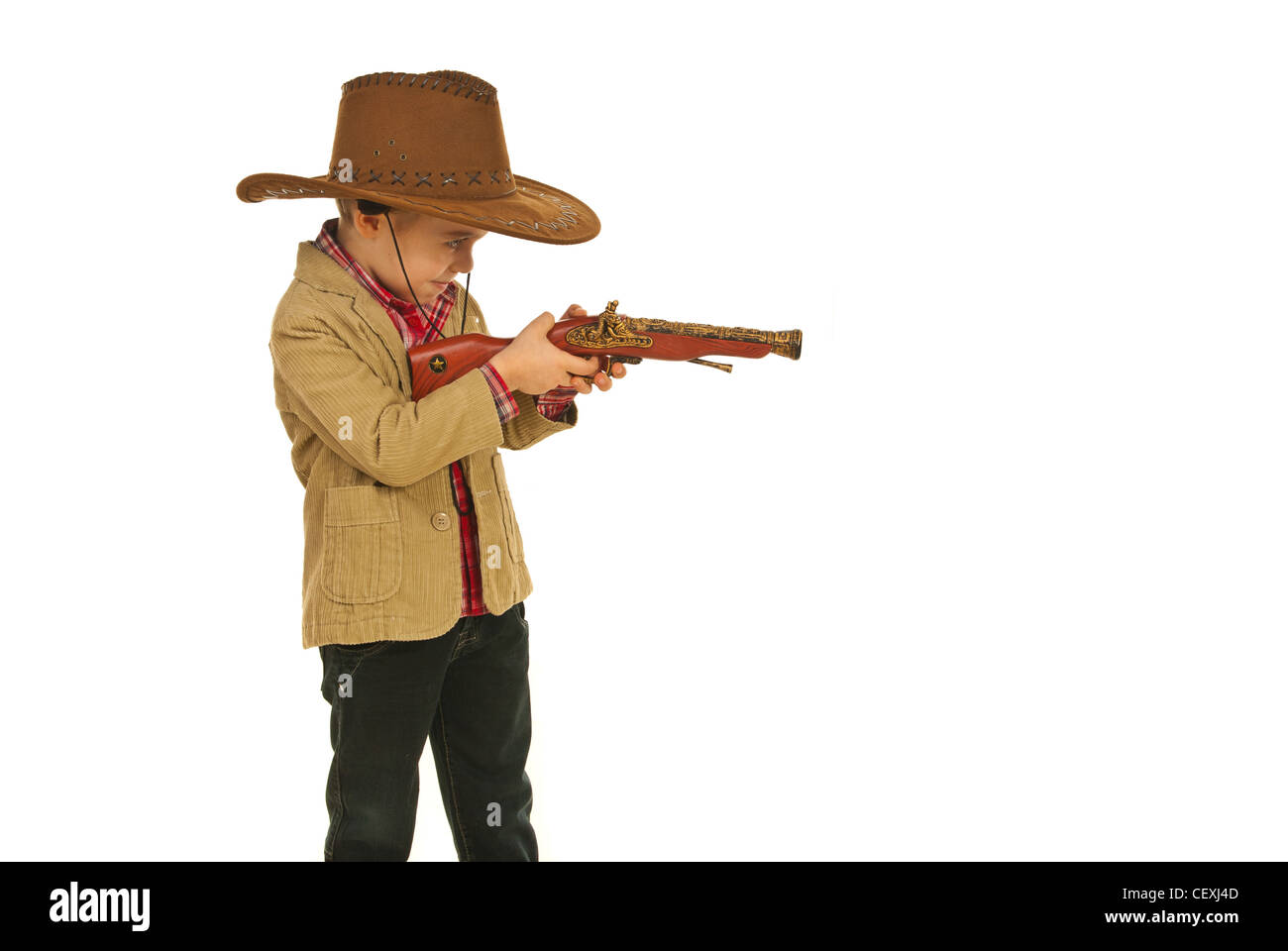 Kleiner Cowboy shooting mit Waffe Spielzeug im Profil isoliert auf weißem Hintergrund Stockfoto