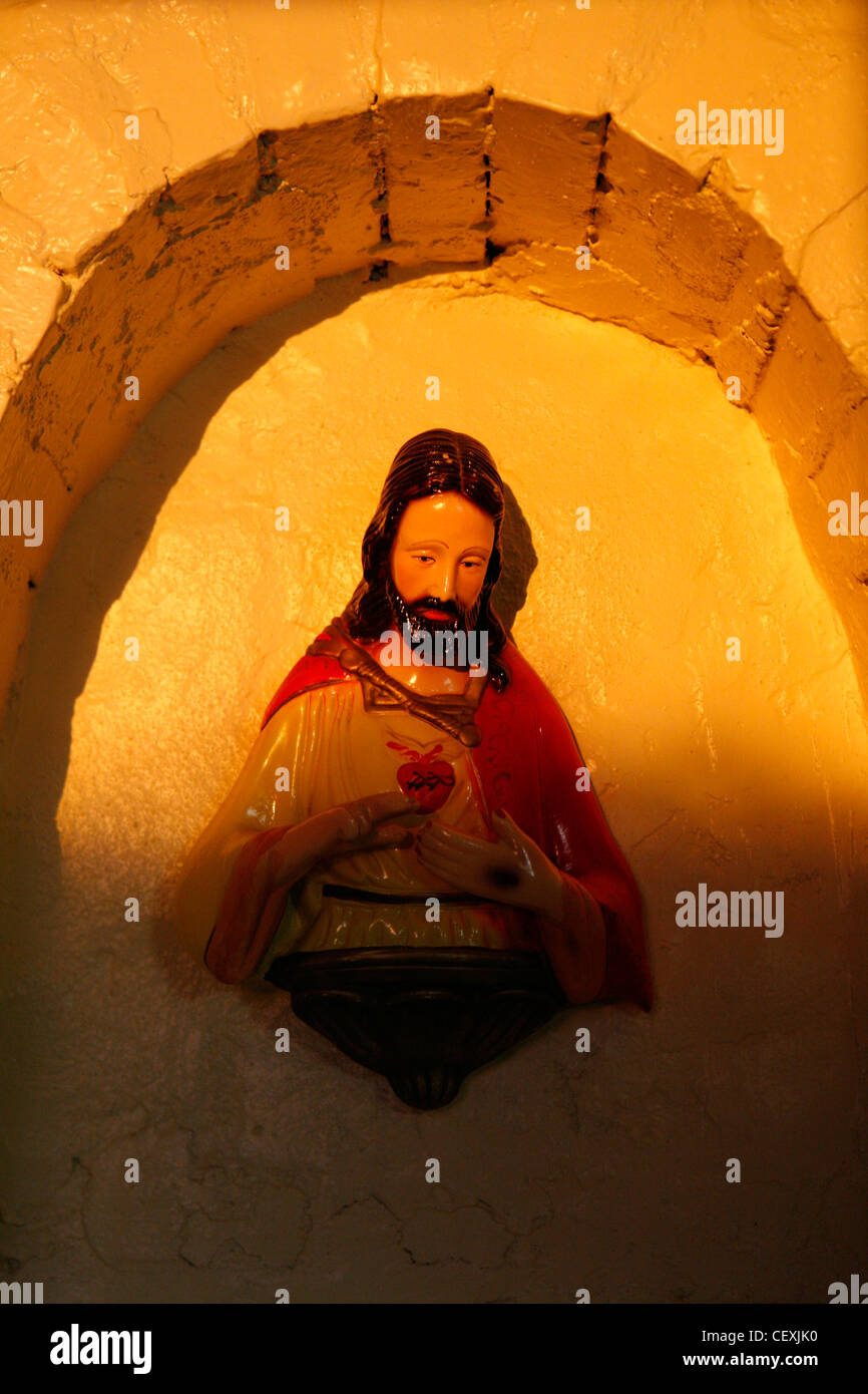 Bild, Skulptur von Jesus Christus in Nische. Stockfoto