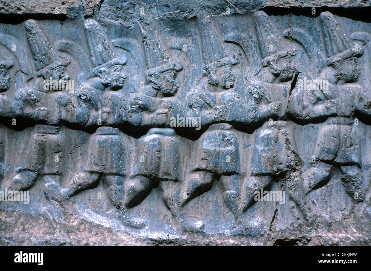 Bas-Reliefs oder Felszeichnungen der Prozession der Hethiter oder Hittite Soldaten oder Götter, Hattusa Bogazkale, Türkei Stockfoto