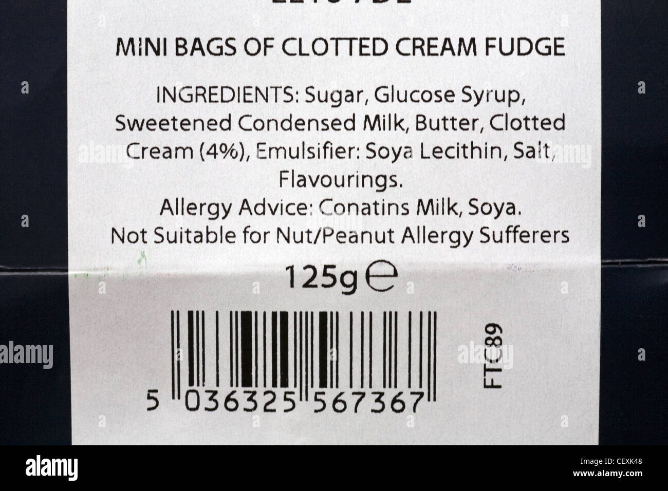 Zutaten und Allergie Beratung auf der Verpackung von Mini Beutel mit Clotted Cream fudge Stockfoto