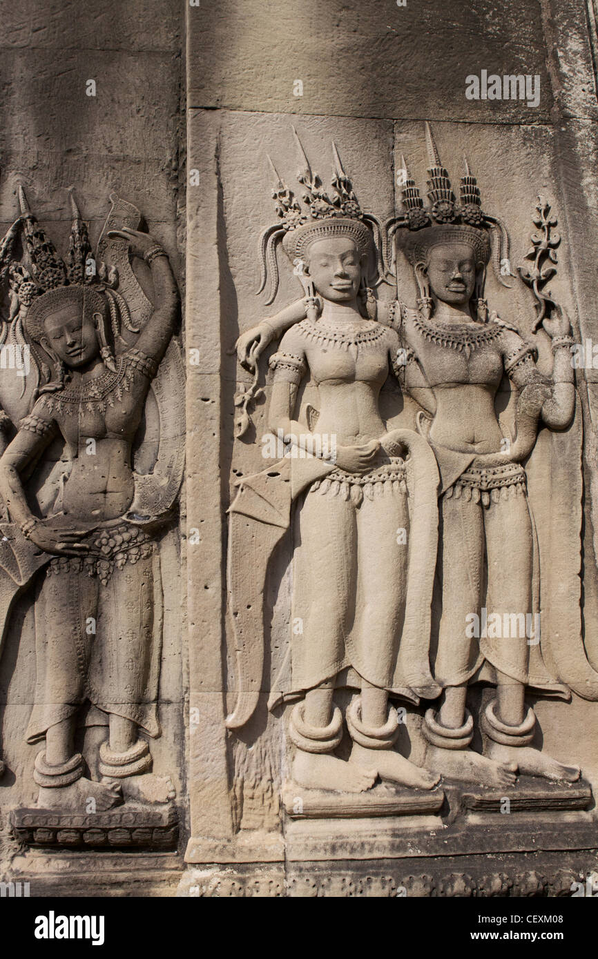 Geschnitzte Wandreliefs der weiblichen "gesagt" (Hindu) eine Vielzahl von kleineren "Devas", an der Wand des äußeren Gebäudes Angkor Wat Stockfoto